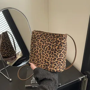 Sac à bandoulière rétro en daim à motif léopard avec bordure marron et sangle fine