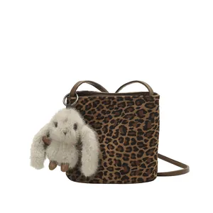 Sac seau vintage imprimé léopard en suédine avec bandoulière et breloque lapin