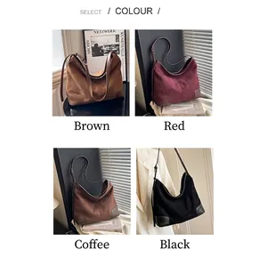 Vier kleuren suede hobo tote bags gepresenteerd in een minimalistisch interieur met natuurlijk licht