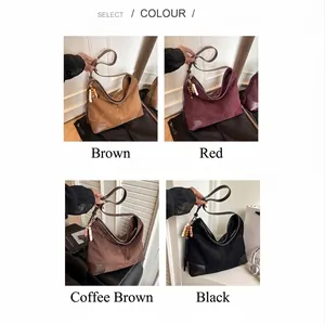 Detailweergave van suède tassen in bruin, rood, koffie en zwart met kralenhangers
