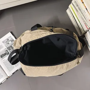 Große khakifarbene Reisetasche mit Plissee-Struktur und geräumigem Innenraum für Sport
