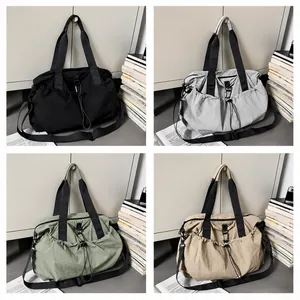 Detailansicht der großen Reisetaschen in den Farben Schwarz, Grau, Grün und Khaki