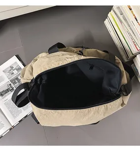 Makroaufnahme der khakifarbenen Reisetasche mit Faltenstoff und Reißverschluss-Innenfach
