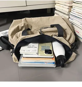 Geräumige khakifarbene Reisetasche aus Nylon mit Platz für Laptop, Tablet und Trinkflasche