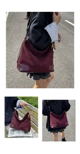 Detail van bordeauxrode hobo-tas van imitatiesuède met houten kralen en schouderriem