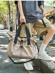 Khakifarbene Reisetasche aus Nylon mit Kordelzugtaschen und verstellbaren Trägern
