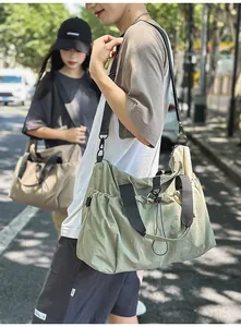 Detail der Reisebag aus Nylon mit Kordelzug-Seitentaschen und verstellbarem Schultergurt