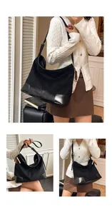 Detail van zwarte suède hobo-tas met decoratieve houten kralen en lederen hoekstukken