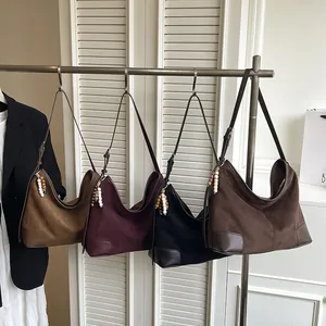 Modieuze suède hobo-draagtassen in vier kleuren met boho-kwastjes en lederen bies