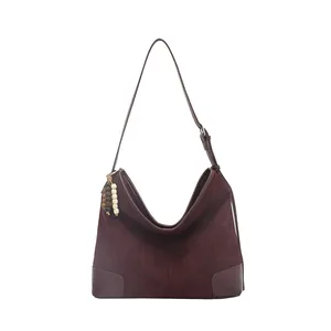 Minimalistische bordeauxrode suède hobo tas met kralen kwastje en leren details