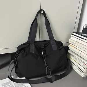 Detail der schwarzen Multifunktions-Reisetasche mit Kordelzug und Metallschnalle