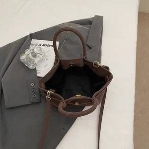 Sac à main marron en cuir PU mat avec fermoir magnétique et grande capacité de rangement