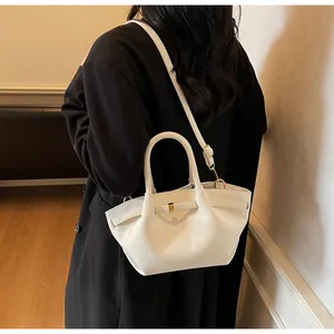 Vue portée du sac vintage blanc en cuir plissé avec boucle dorée et bandoulière amovible