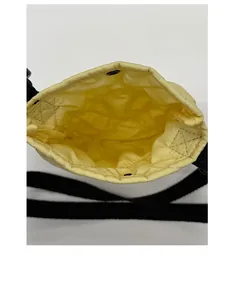 Détail d'un sac téléphone en nylon matelassé avec fermeture à bouton-pression en métal noir
