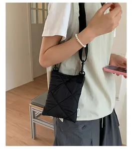 Détail du sac à bandoulière matelassé noir avec étiquette chiccraze sur un mannequin