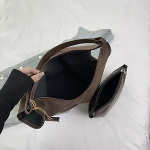 Sac cabas rétro en daim marron et pochette assortie sur tissu blanc avec chemise en jean