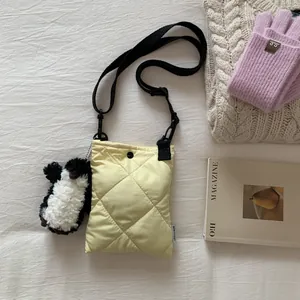 Sac à bandoulière matelassé en nylon jaune pâle avec sangle réglable et charm en peluche