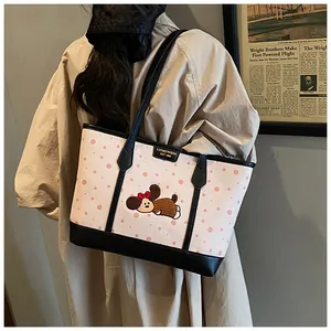 Vue détaillée du sac cabas en toile beige à pois roses avec broderie de chien cartoon