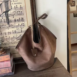 Grand sac cabas rétro en cuir mat marron foncé avec bandoulière et style vintage