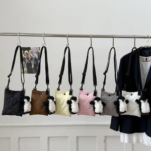 Sacs seaux matelassés en six couleurs avec breloques pingouin en peluche et bandoulière