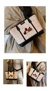 Détail de la broderie chiot et du motif à pois roses sur le sac cabas en toile