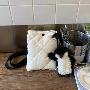 Sac Bandoulière Décontracté en Nylon Matelassé pour Femmes Avec Pendentif Pingouin en Peluche Petit Sac à Main Mode