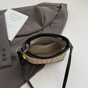 Sac seau matelassé beige avec strass, bordure en cuir noir et chaîne dorée chic
