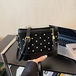 Sac seau matelassé noir avec cristaux et chaîne dorée pour un style chic au quotidien