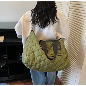 Rückansicht eines Models mit großer gesteppter Tragetasche in Matcha-Grün und schwarzen Riemen