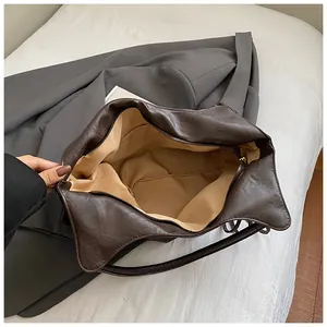 Grand cabas minimaliste marron foncé en cuir PU brillant avec intérieur spacieux