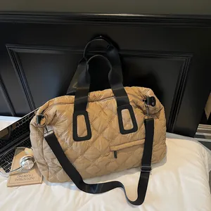 Gesteppte khakifarbene Reisetasche mit Blumenstickerei und großem Fassungsvermögen für Sport