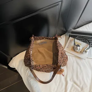 Grand sac cabas en toile léopard avec lanières en cuir et accessoire de charme en peluche