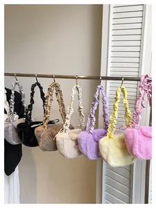 Dettaglio di borse a tracolla in peluche in sette colori con spalline arricciate