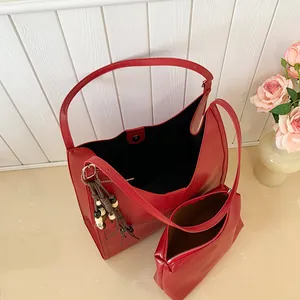 Ensemble sac cabas rouge brillant en similicuir avec pochette et gland à perles