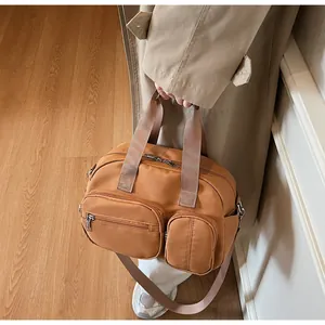Détails du sac bandoulière marron multi-poches en nylon avec bandoulière réglable