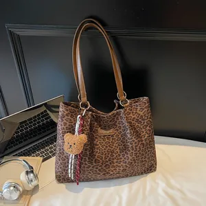 Sac Fourre-tout pour Femmes Grande Capacité Imprimé Léopard Tissu Aspect Daim Sac à Bandoulière Décontracté Vintage Avec Charme d'Ours en Peluche