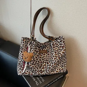 Grand sac cabas en toile à imprimé léopard avec anses en cuir marron et breloque ours