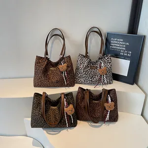 Grands sacs cabas en toile à imprimé léopard en quatre couleurs avec breloques d'ours