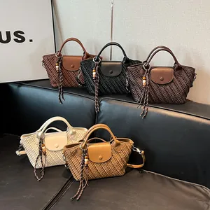 Gewebte weiche Leder-Knödeltaschen in verschiedenen Farben mit Holzperlenquasten und Griffen