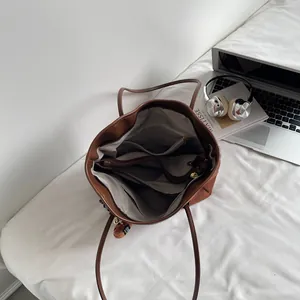Braune Shopper-Tasche mit großem Innenraum, Fächern und Bärenanhänger für Damen