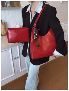 Détail du grand sac cabas rouge rétro et sa pochette avec pompon en perles de bois
