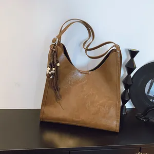 Sac Cabas Femme Grande Capacité en Cuir PU Vintage Avec Pochette Assortie Pendentif Gland Perlé Sac Hobo Rétro pour Navettage Quotidien