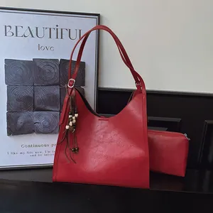 Sac fourre-tout vintage rouge foncé avec bandoulière réglable et détail de pompon chic