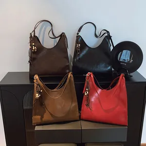 Grands sacs cabas vintage en marron, noir et rouge avec élégant pendentif à franges