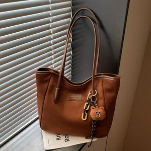 Damen Große Kapazität PU Leder Tote Tasche Mattierte Wildleder Textur Minimalistisch Pendler Schultertasche Mit Bär Anhänger Herbst Tasche