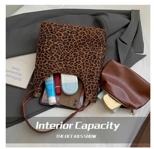 Interne capaciteit van luipaardprint shopper met telefoon en cosmetica-items