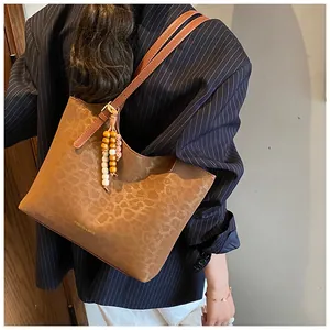 Sac fourre-tout à motif léopard marron avec pompon en perles de bois à l'épaule