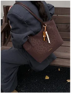 Sac fourre-tout marron foncé à imprimé léopard avec pompon en perles de bois naturel
