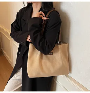 Detailansicht der großen Shopper-Tasche mit braunen Trägern und Lederetikett