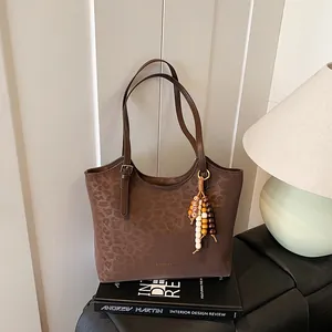 Sac cabas en cuir ciré marron avec imprimé léopard et pendentif ethnique chic